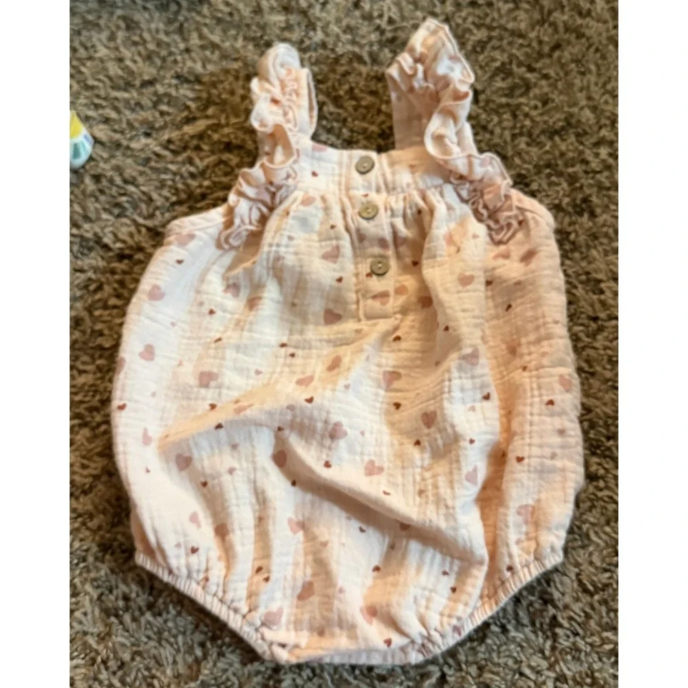 Quincey Mae-Pink A Sleeveless Pink all Over Heart Pattern Romper 6 months